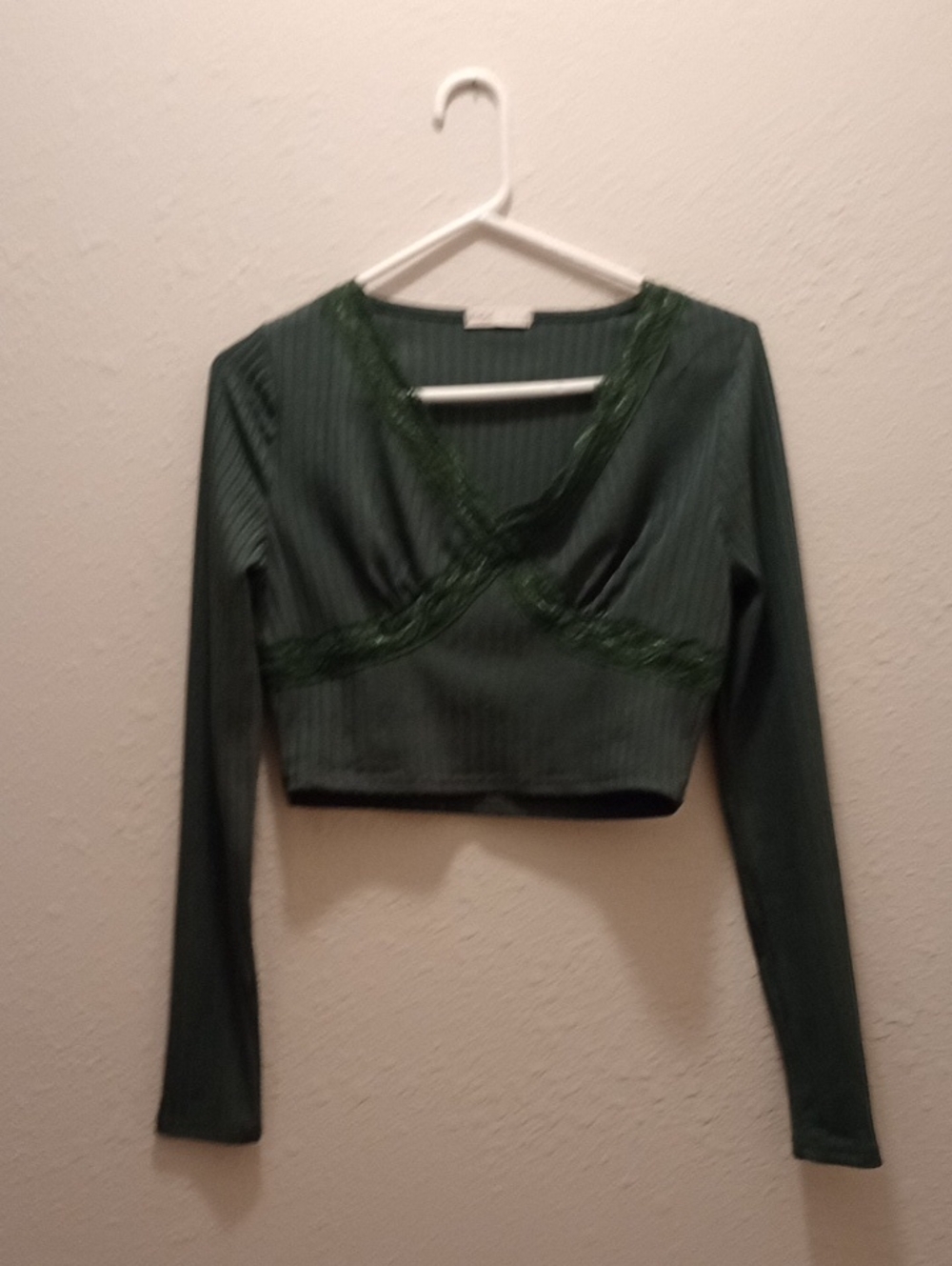 🌿 ROMWE Dark Green Ribbed Lace‑Trim Wrap Crop Top – Size M